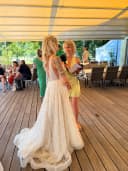 Die Braut von hinten, Kleid mit langer Schleppe